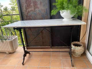 Mesa antigua de mármol y hierro para jardín