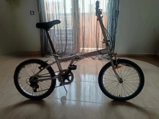 Bicicleta plegable con funda impermeable
