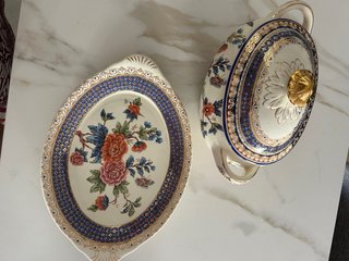 Sopera de porcelana con tapa y plato