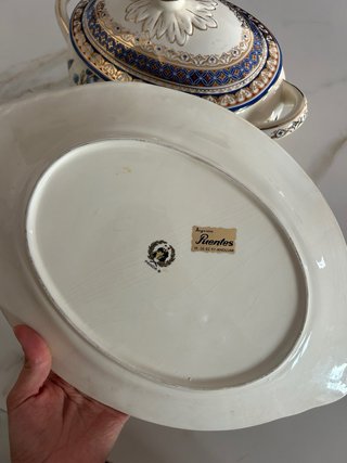Sopera de porcelana con tapa y plato