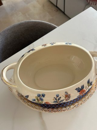 Sopera de porcelana con tapa y plato