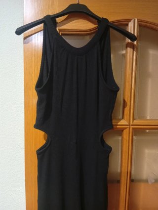 Mono negro con aberturas