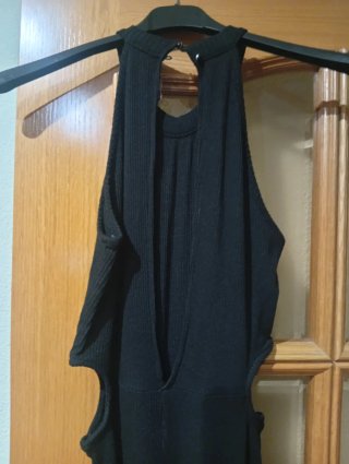 Mono negro con aberturas
