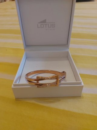 Pulsera Lotus estilo hebilla con circonitas