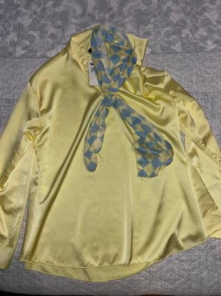 Camisa satinada amarilla con pañuelo