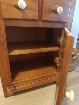 Alacena de madera con puerta de cristal