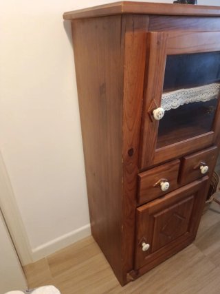 Alacena de madera con puerta de cristal