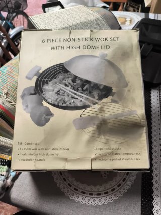 Wok negro con asas de madera