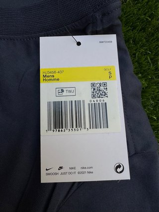 Camiseta Nike azul con logo gráfico