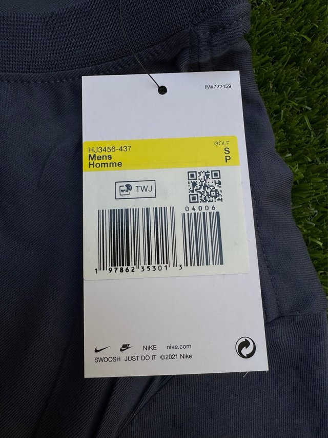 Camiseta Nike azul com logo gráfico