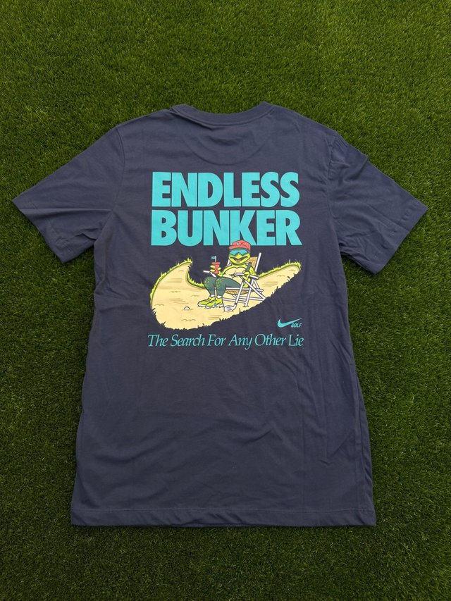 Camiseta Nike azul com logo gráfico