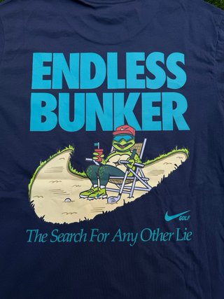 Camiseta Nike azul con logo gráfico