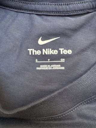 Camiseta Nike azul con logo gráfico