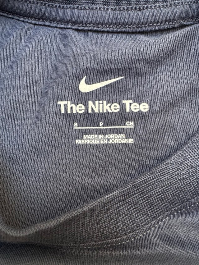 Camiseta Nike azul com logo gráfico