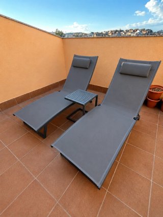 Tumbonas y mesa auxiliar exterior