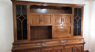 Mueble de madera y cristal