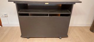 Mesa TV con 8 ruedas y puertas de cristal
