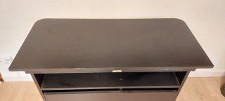 Mesa TV con 8 ruedas y puertas de cristal