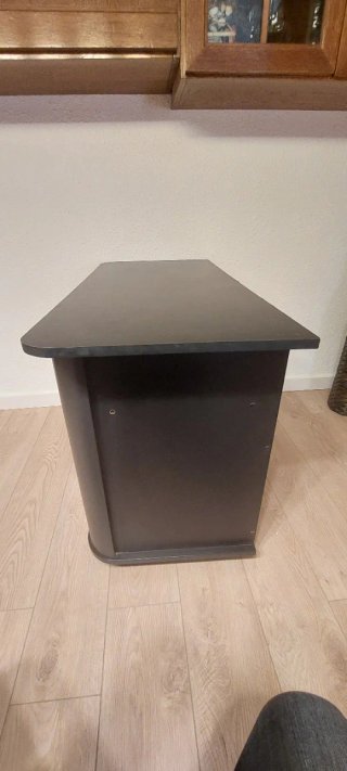 Mesa TV con 8 ruedas y puertas de cristal