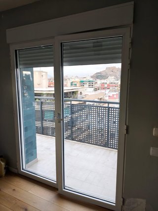 Ventana cristal con persiana motorizada