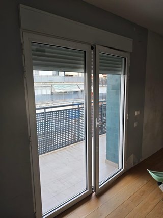 Ventana cristal con persiana motorizada