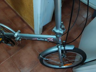 Bicicleta plegable plateada