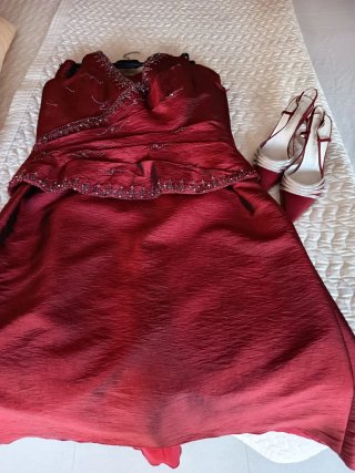 Vestido de fiesta y zapatos rojos