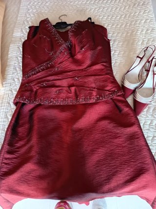 Vestido de fiesta y zapatos rojos