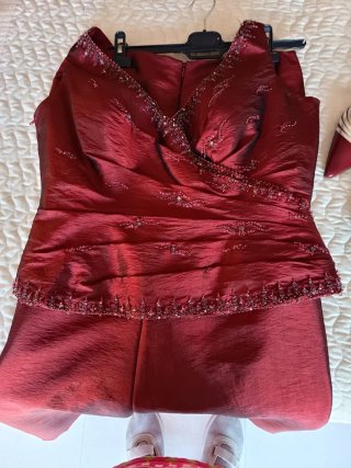 Vestido de fiesta y zapatos rojos