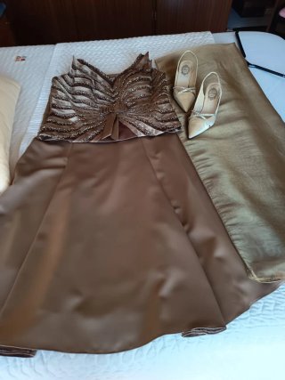 Vestido de fiesta y zapatos rojos