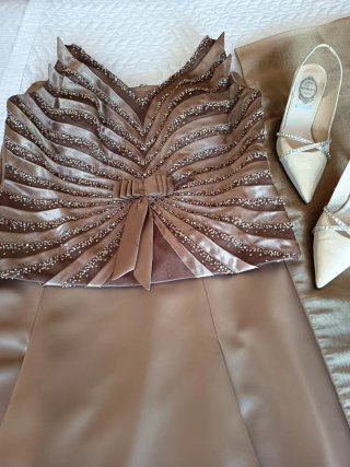 Vestido de fiesta y zapatos rojos