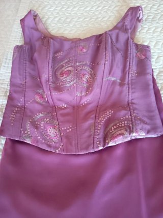 Vestido de fiesta y zapatos rojos