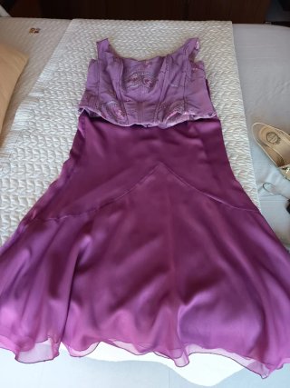 Vestido de fiesta y zapatos rojos