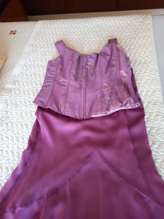Vestido de fiesta y zapatos rojos