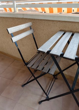 Conjunto mesa y sillas terraza. Madera para lijar