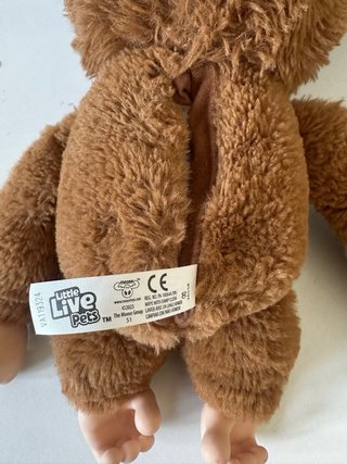 Mono de peluche bebé con biberón