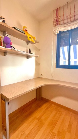 Escritorio y cama con cajoneras de madera