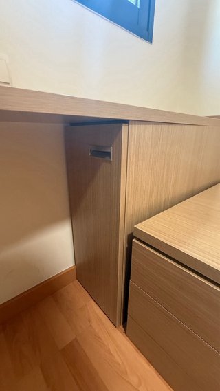 Escritorio y cama con cajoneras de madera