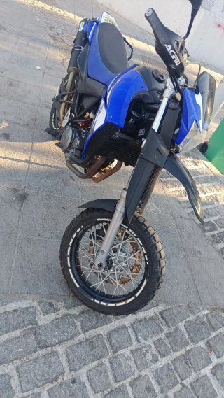 Yamaha Supermotard Azul y Negra