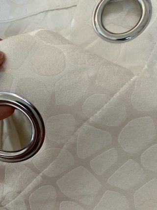 Cortinas blancas con estampado.