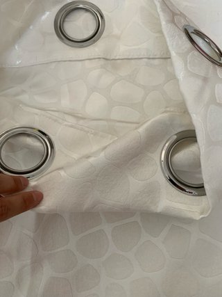 Cortinas blancas con estampado.