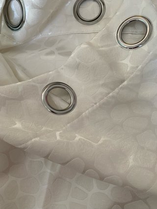 Cortinas blancas con estampado.