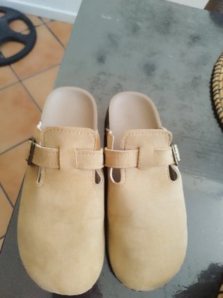Zueco beige con hebilla