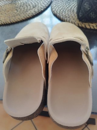 Zueco beige con hebilla