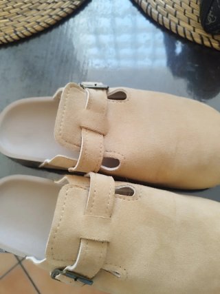 Zueco beige con hebilla