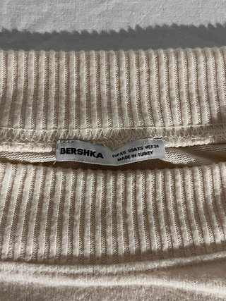 Jersey Bershka hombros caídos beige