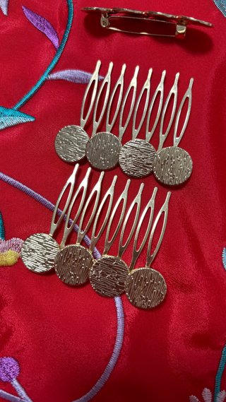 Set de 3 horquillas y 2 peinetas doradas