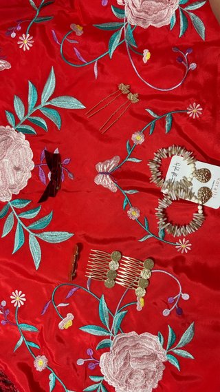 Set de 3 horquillas y 2 peinetas doradas