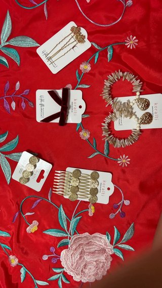 Set de 3 horquillas y 2 peinetas doradas