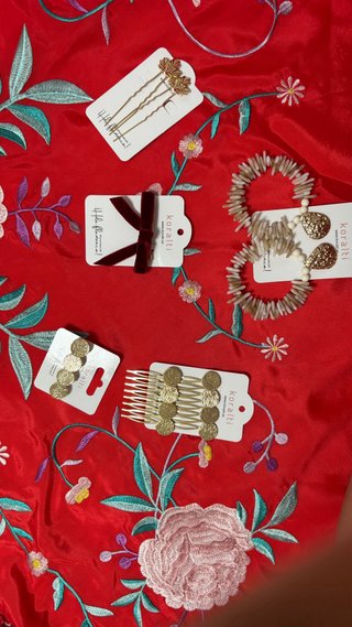 Set de 3 horquillas y 2 peinetas doradas